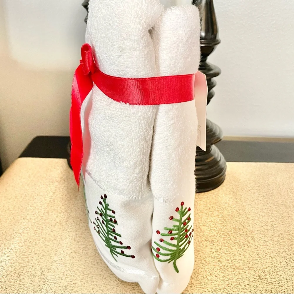 NWT SET OF 2 Jeweled Christmas Tree Hand Towels